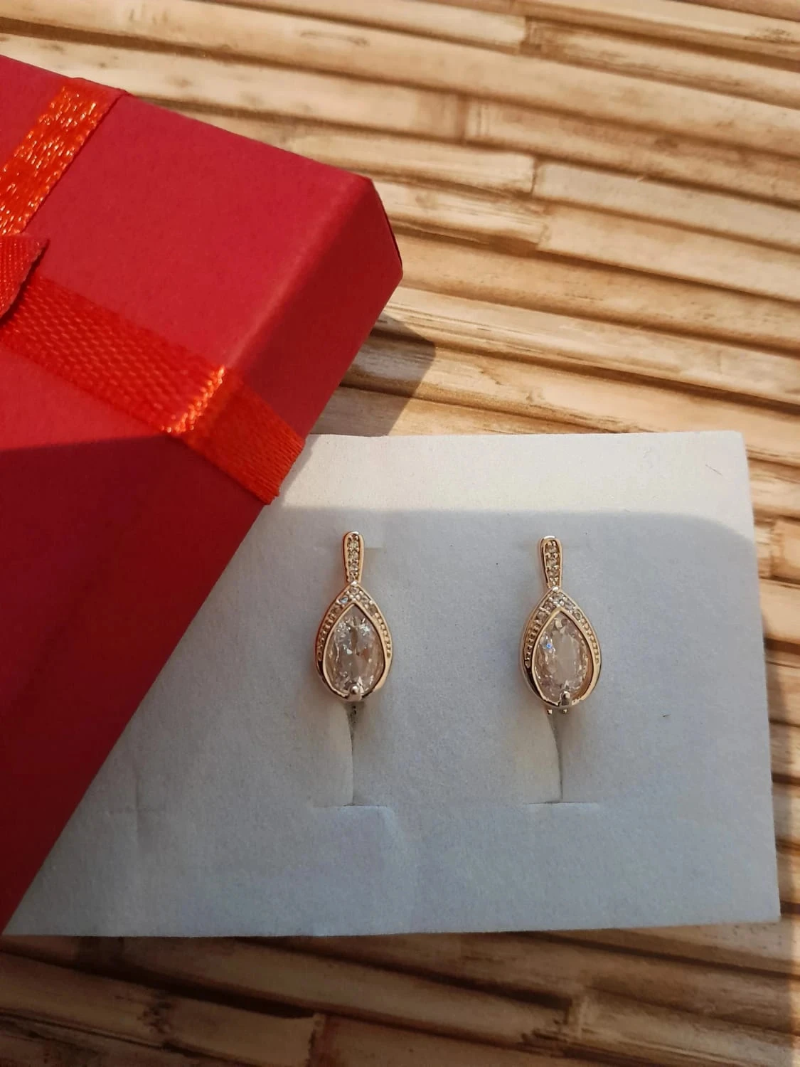 Jolies Boucles d'oreilles , couleur dorées, avec zirconium et strass